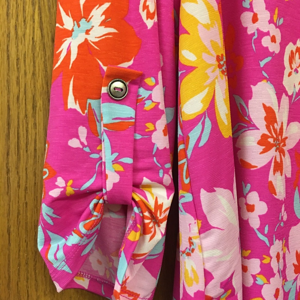 Dear Scarlet Women’s 3/4 Roll Tab Sleeve V-Neck Blouse Pink Floral Size L NWT - Picture 2 of 7